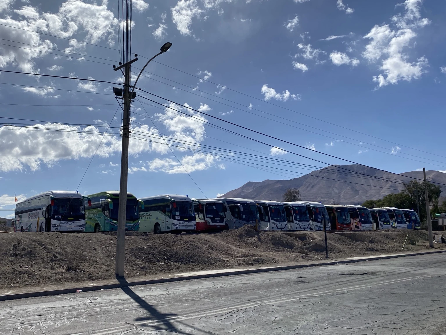 Otra vista de los buses e instalaciones TRA en El Salvador