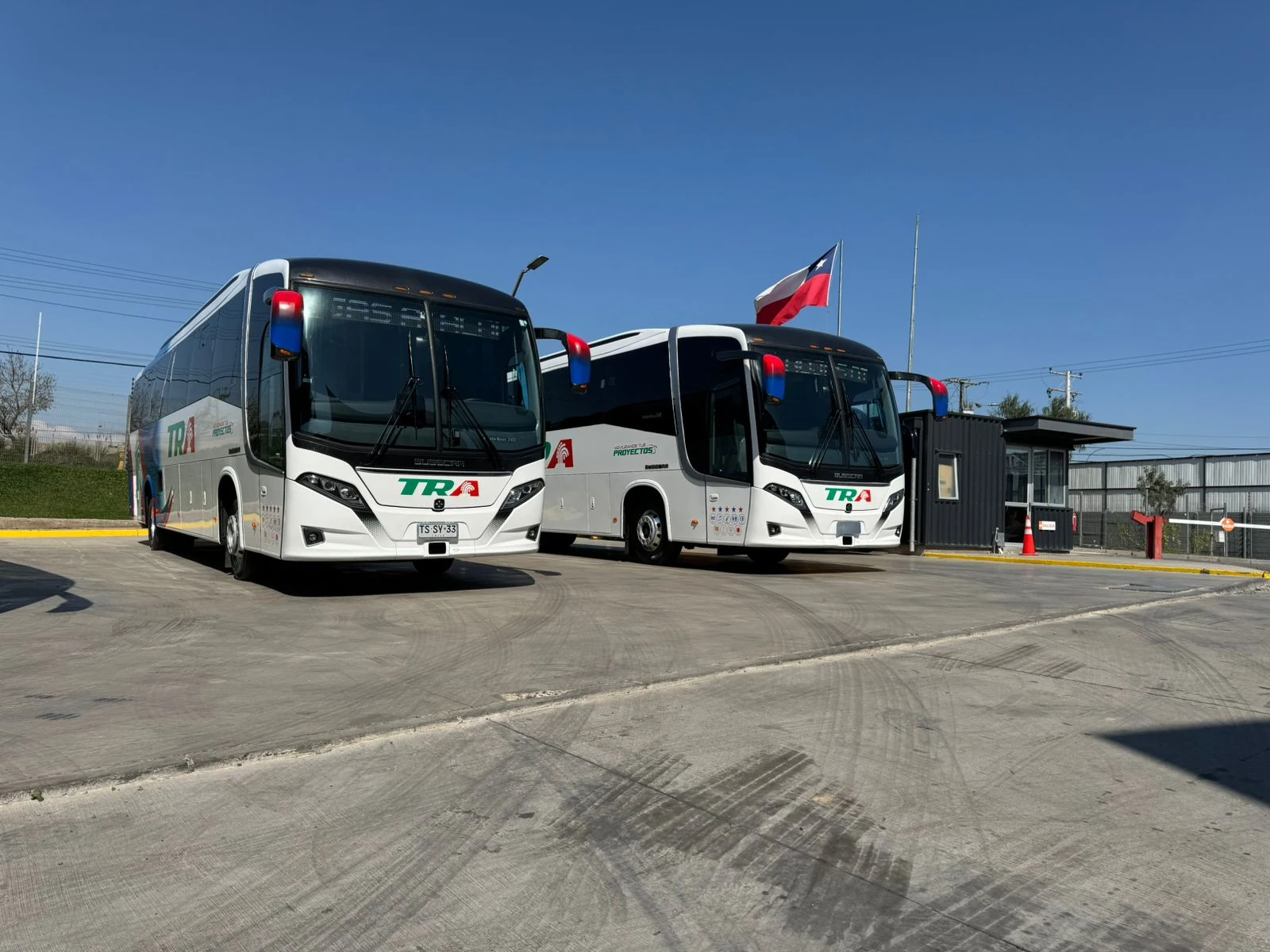 Dos buses TRA juntos durante otra entrega de unidades