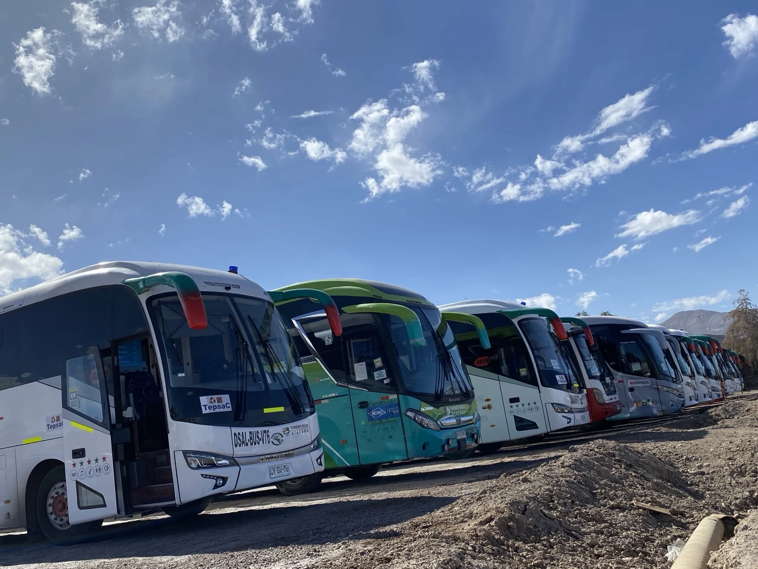 Buses de la flota TRA estacionados en El Salvador