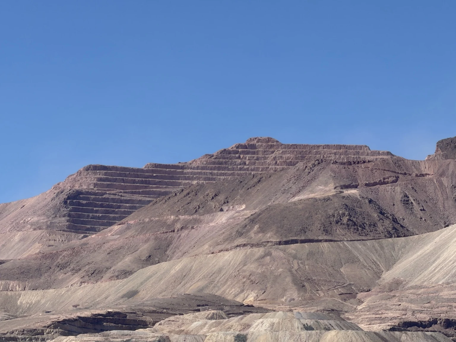 Bancos de la mina de El Salvador en el paisaje del desierto